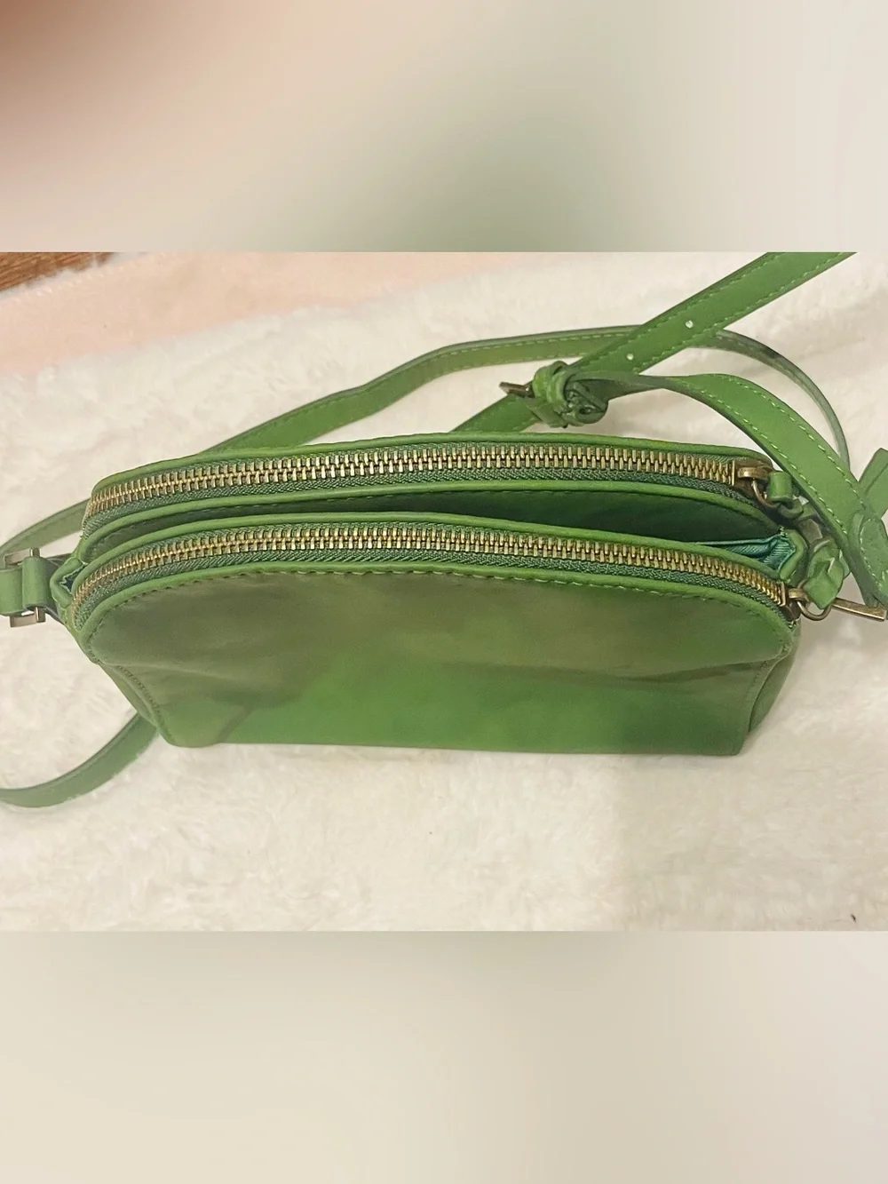 Universal Thread casual women’s chic Green Leather Crossbody Bag